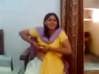 Indian aunty showing her beamy boobs - Allvideosx.com